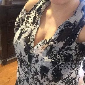 Cold shoulder Guess top