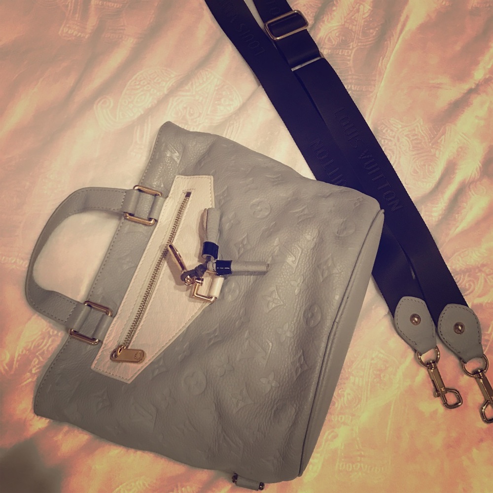 Neutral blue!!! 💙💙 Louis Vuitton handbag 👜 👜👜