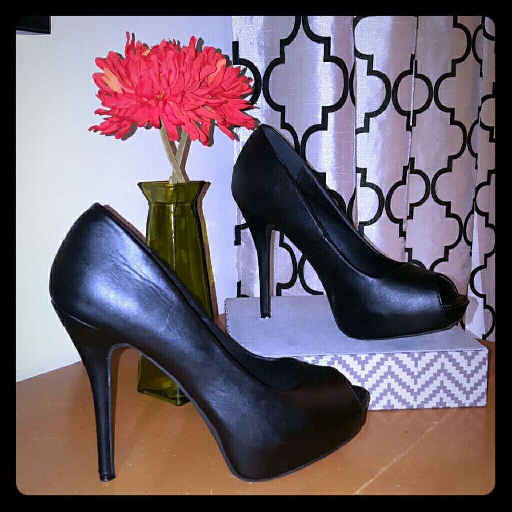 Peep toe pumps