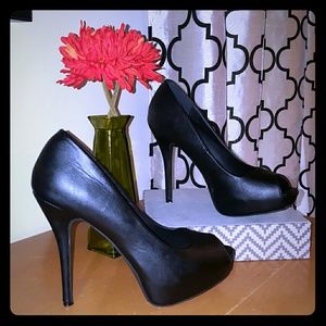 Peep toe pumps