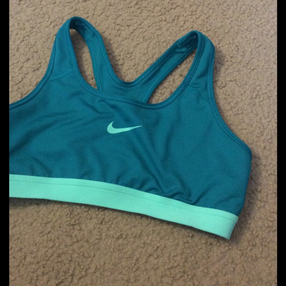 Nike sports bra size medium