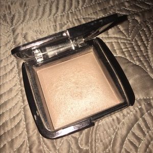 Hourglass ambient lighting powder