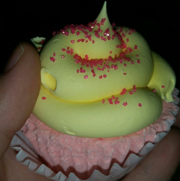PINK LEMONADE Cupcake Bathbomb - Picture 1 of 1