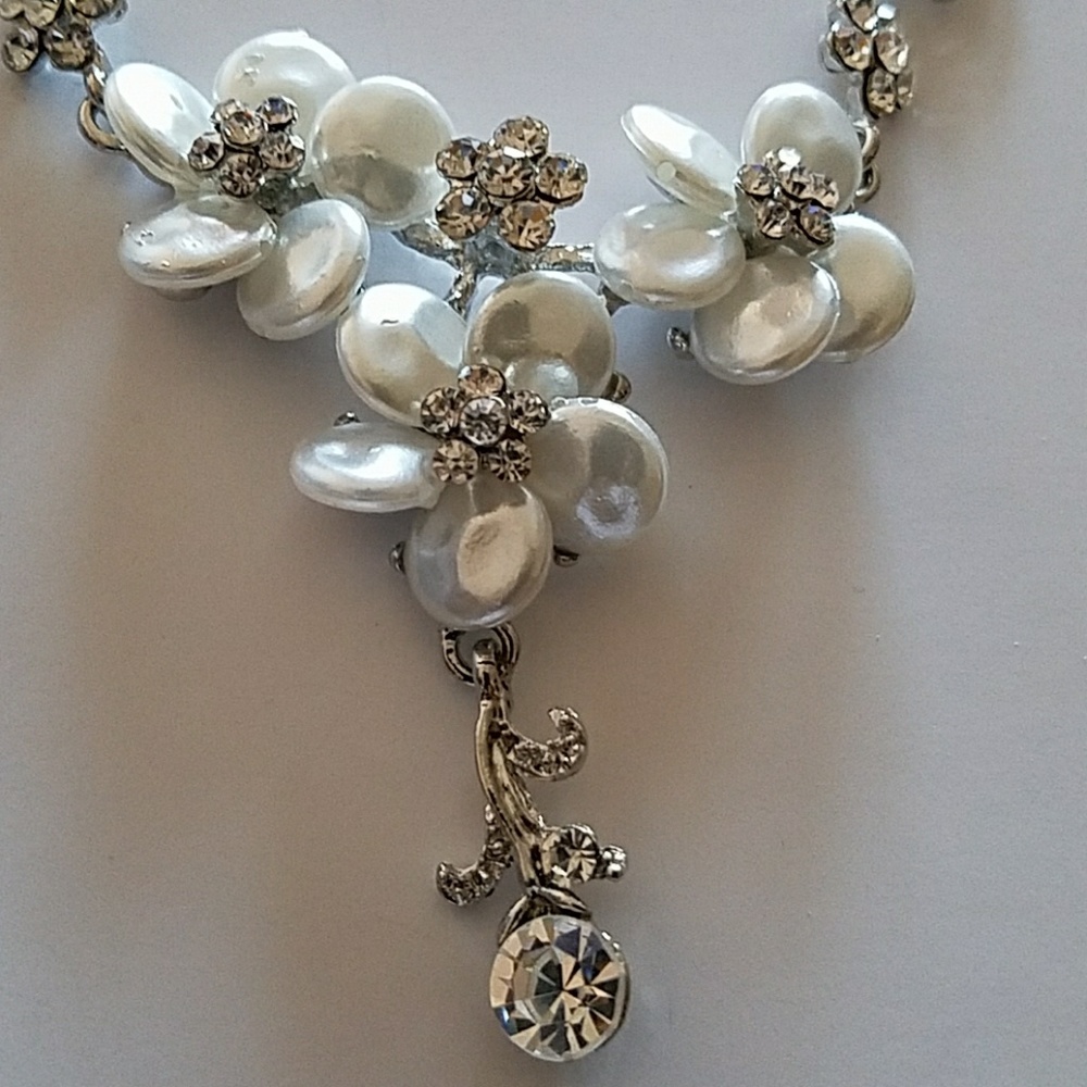 Beautiful statement flower necklace - Picture 2 of 7