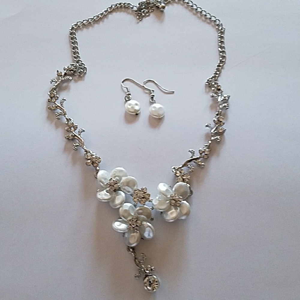 Beautiful statement flower necklace - Picture 3 of 7