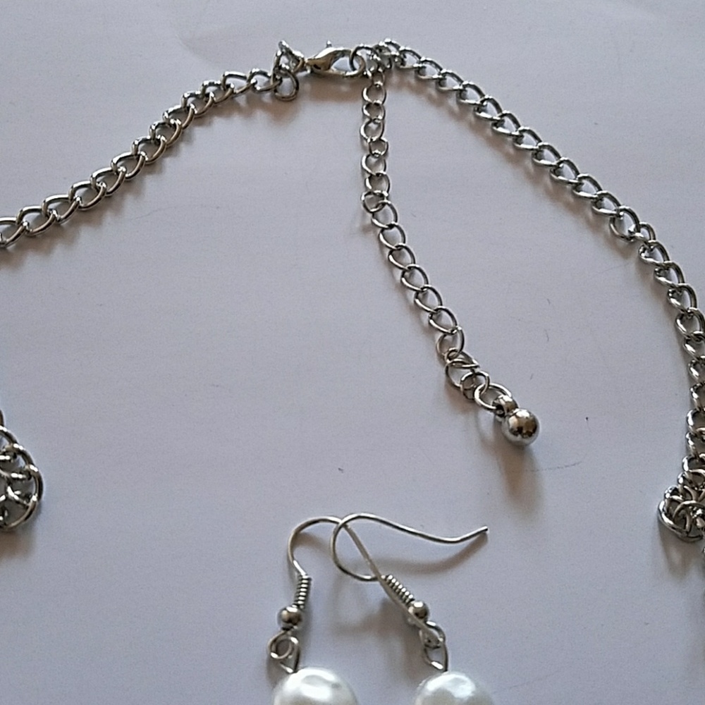 Beautiful statement flower necklace - Picture 5 of 7