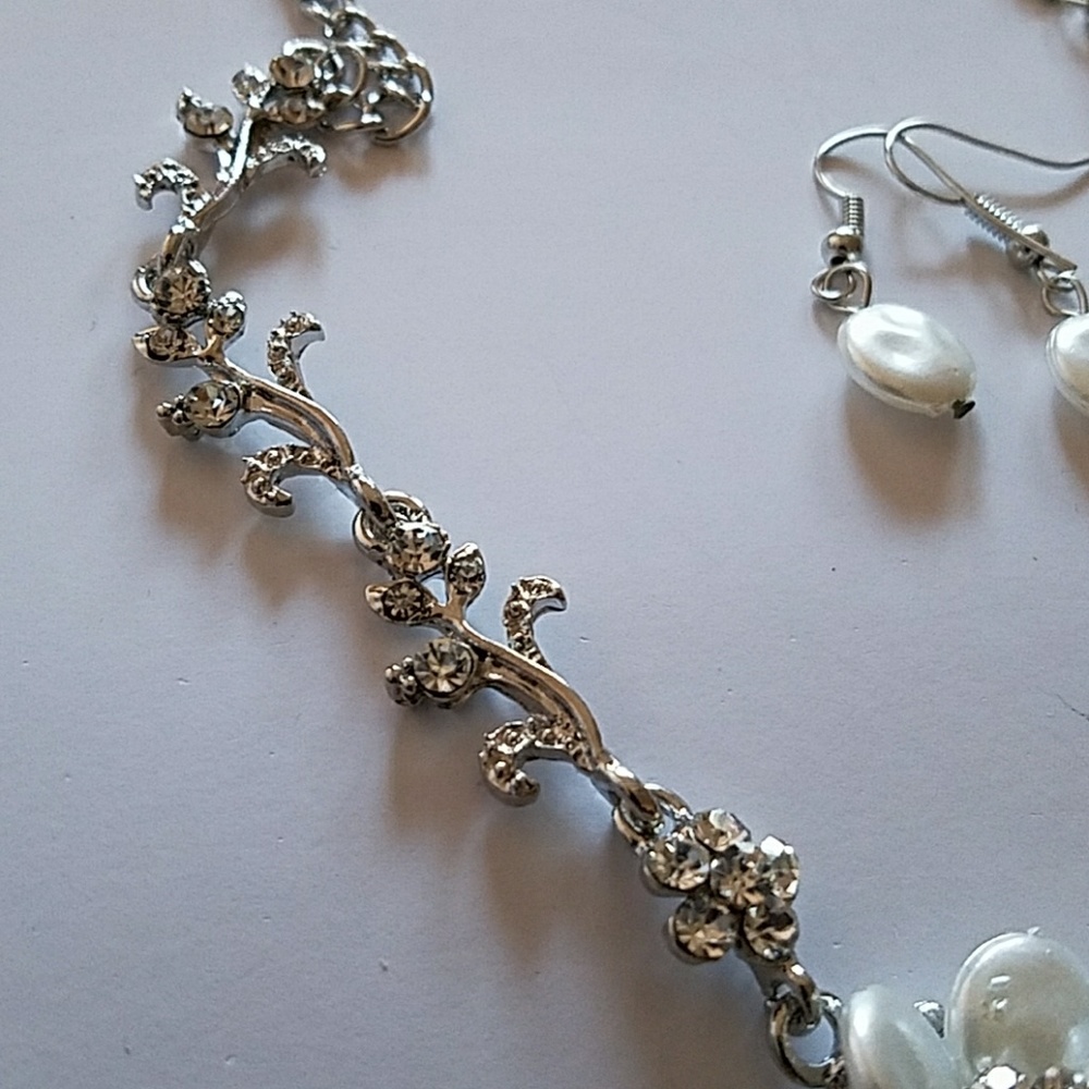 Beautiful statement flower necklace - Picture 6 of 7