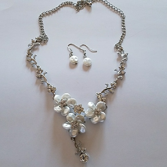 Beautiful statement flower necklace - Picture 3 of 7