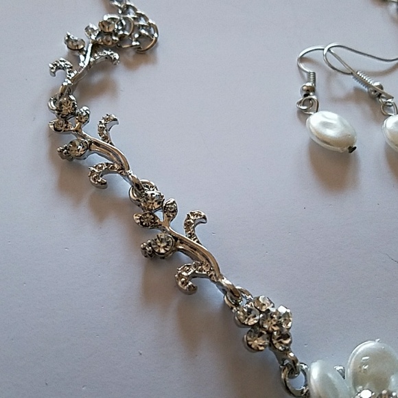 Beautiful statement flower necklace - Picture 6 of 7