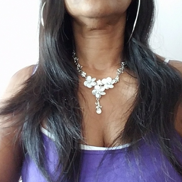 Beautiful statement flower necklace - Picture 7 of 7