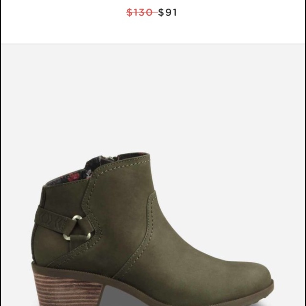 New in box Teva booties