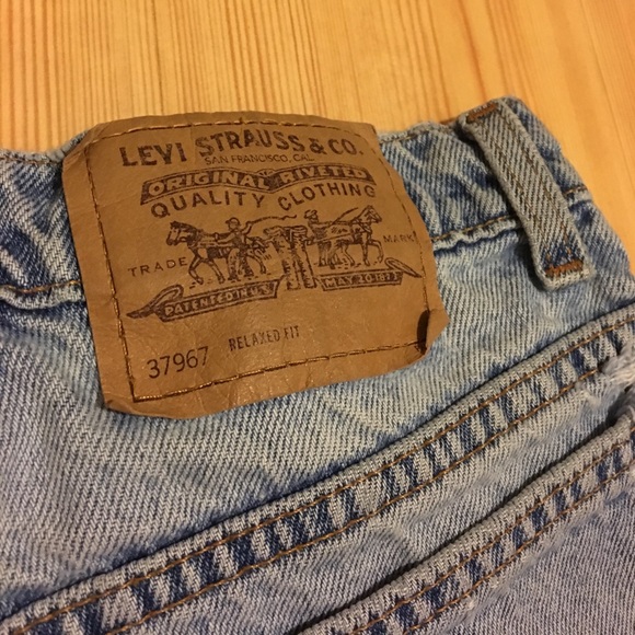 LEVI JEAN SHORTS PERFECT CONDITION - Picture 3 of 3