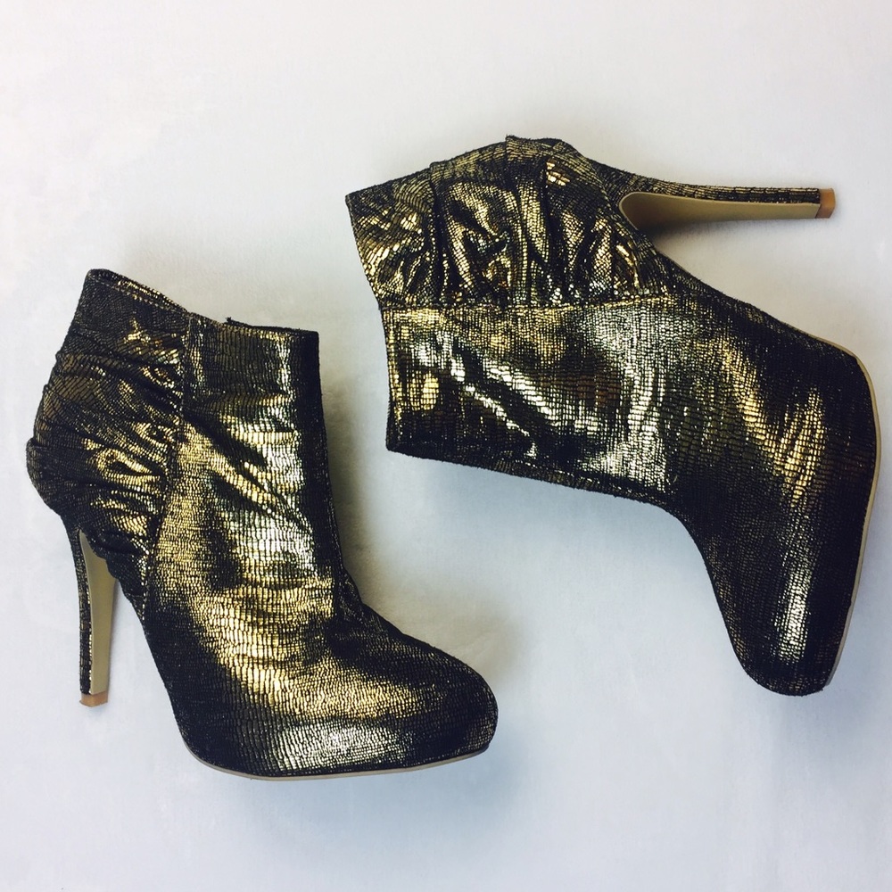 NWOT Colin Stuart gold foil booties 6