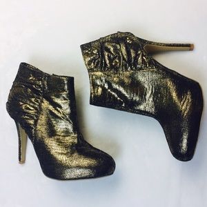 NWOT Colin Stuart gold foil booties 6