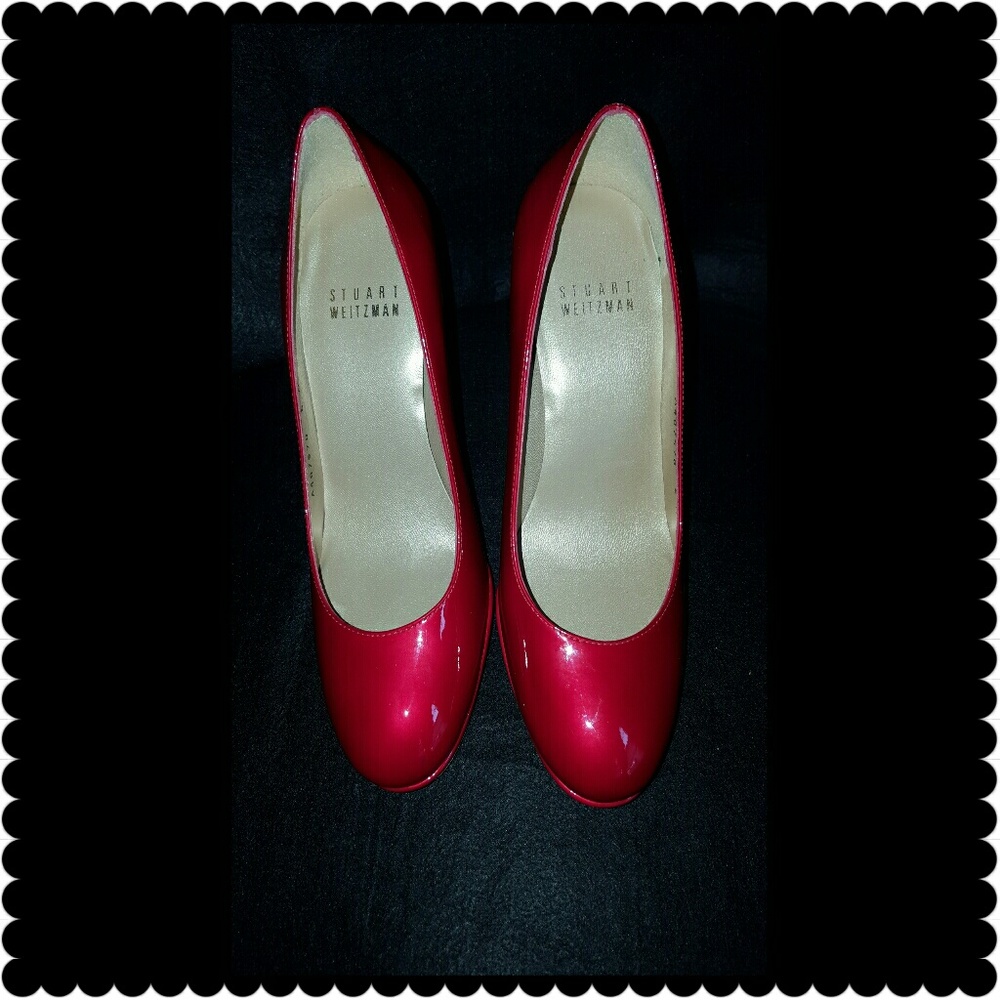 Stuart Weitzman
Candy Apple Red Platswoon Pump