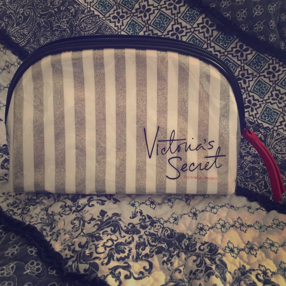 SALE!🎉 NWOT VS makeup bag!❤️