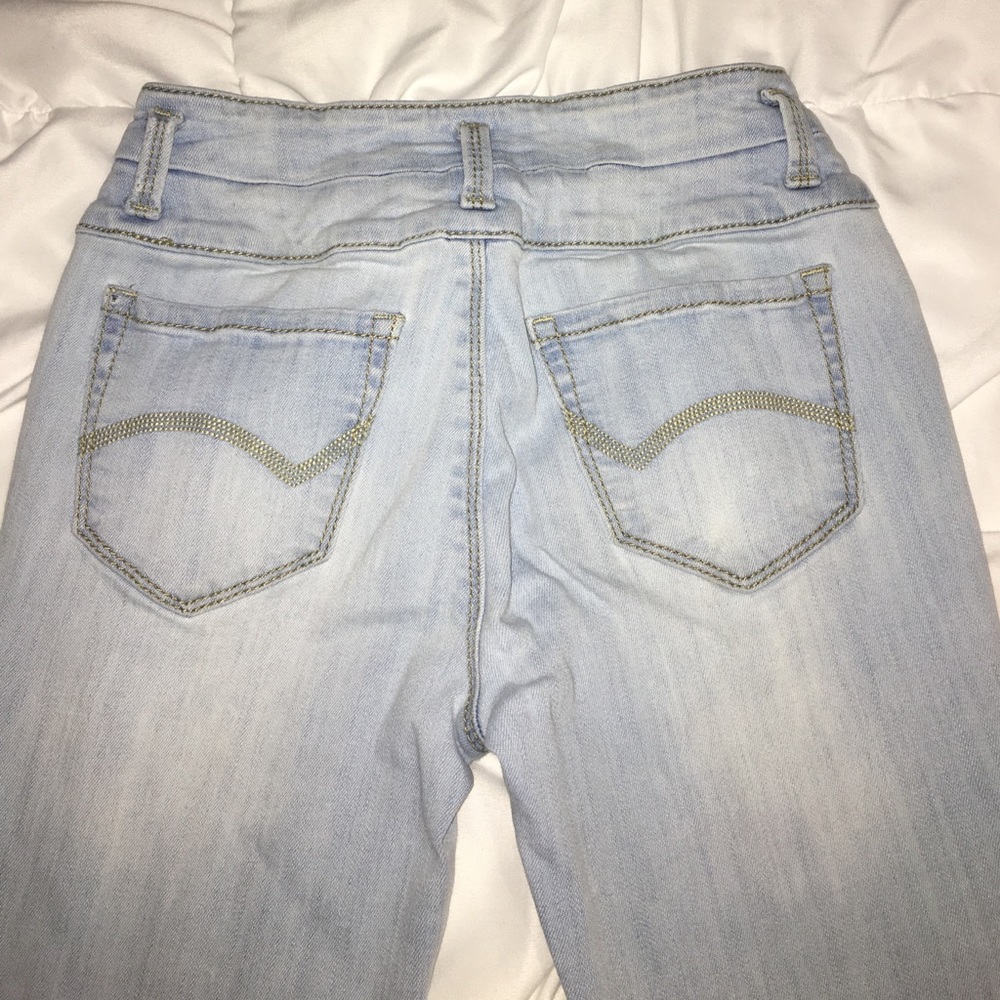 Mid Rise Light Wash Jeans - Picture 2 of 3