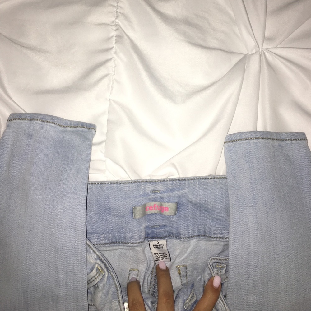 Mid Rise Light Wash Jeans - Picture 3 of 3