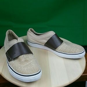 Men's 91/2 Puma three tone shoes