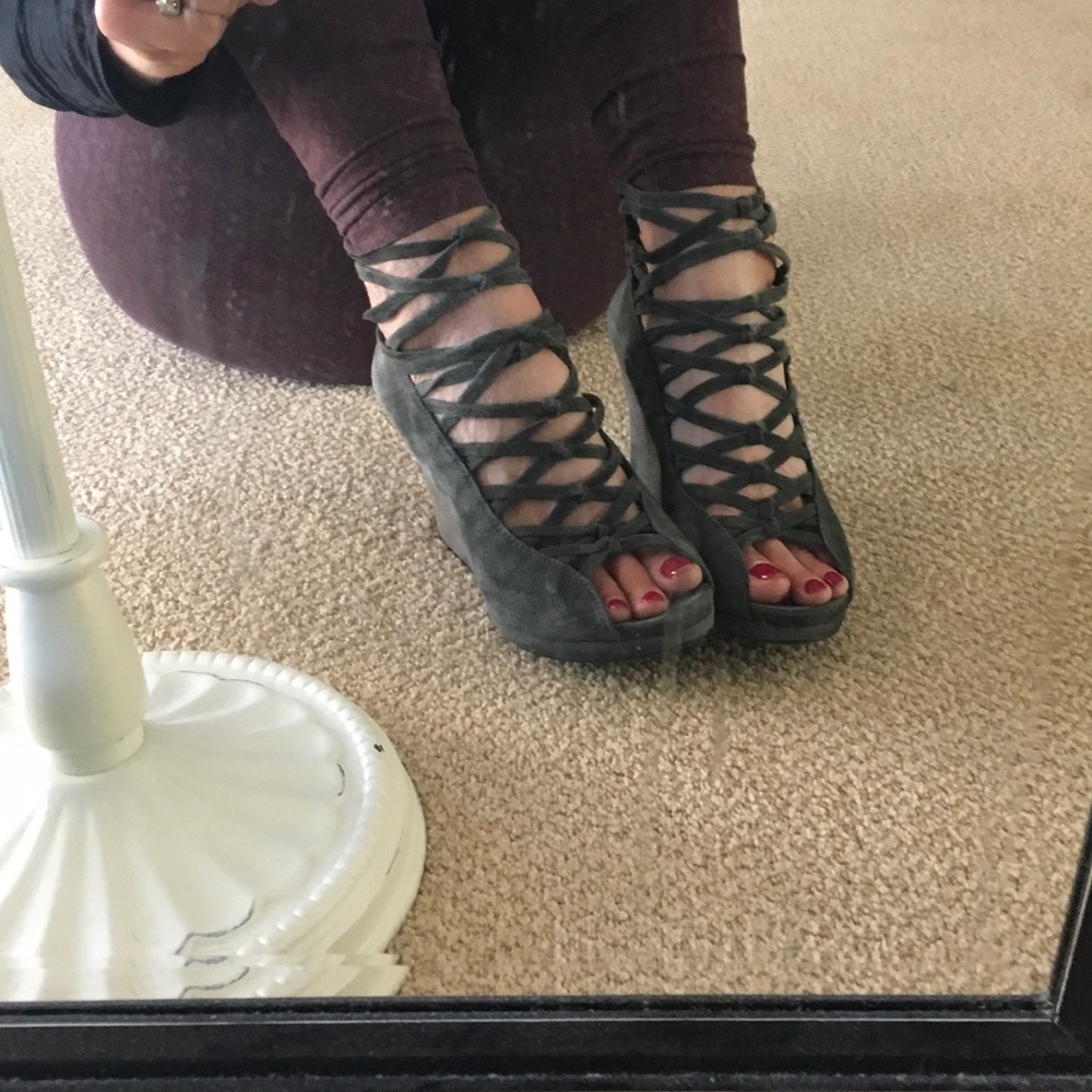 Knotted suede B Makowski wedge size 9