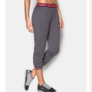 ⭐️NWT UA Featherweight Fleece Crop Women’s Capris