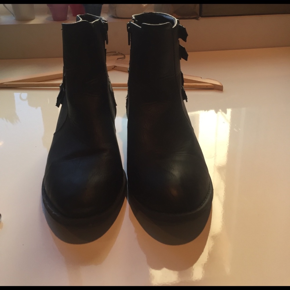 Shoes - Picture 2 of 3
