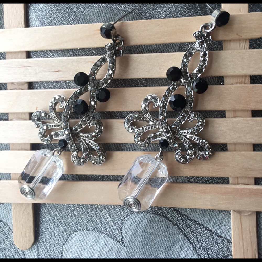 A27 Silver Crystal Drop Earrings