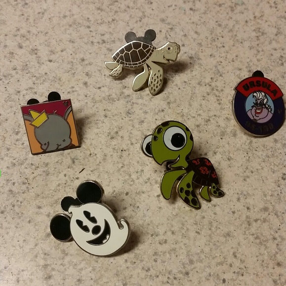 Disney trading pins and lanyard - Picture 1 of 2