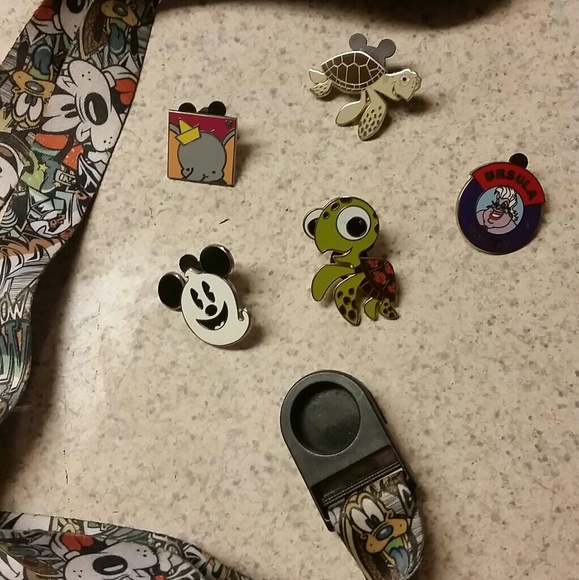 Disney trading pins and lanyard - Picture 2 of 2