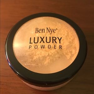 Ben Nye banana luxury powder