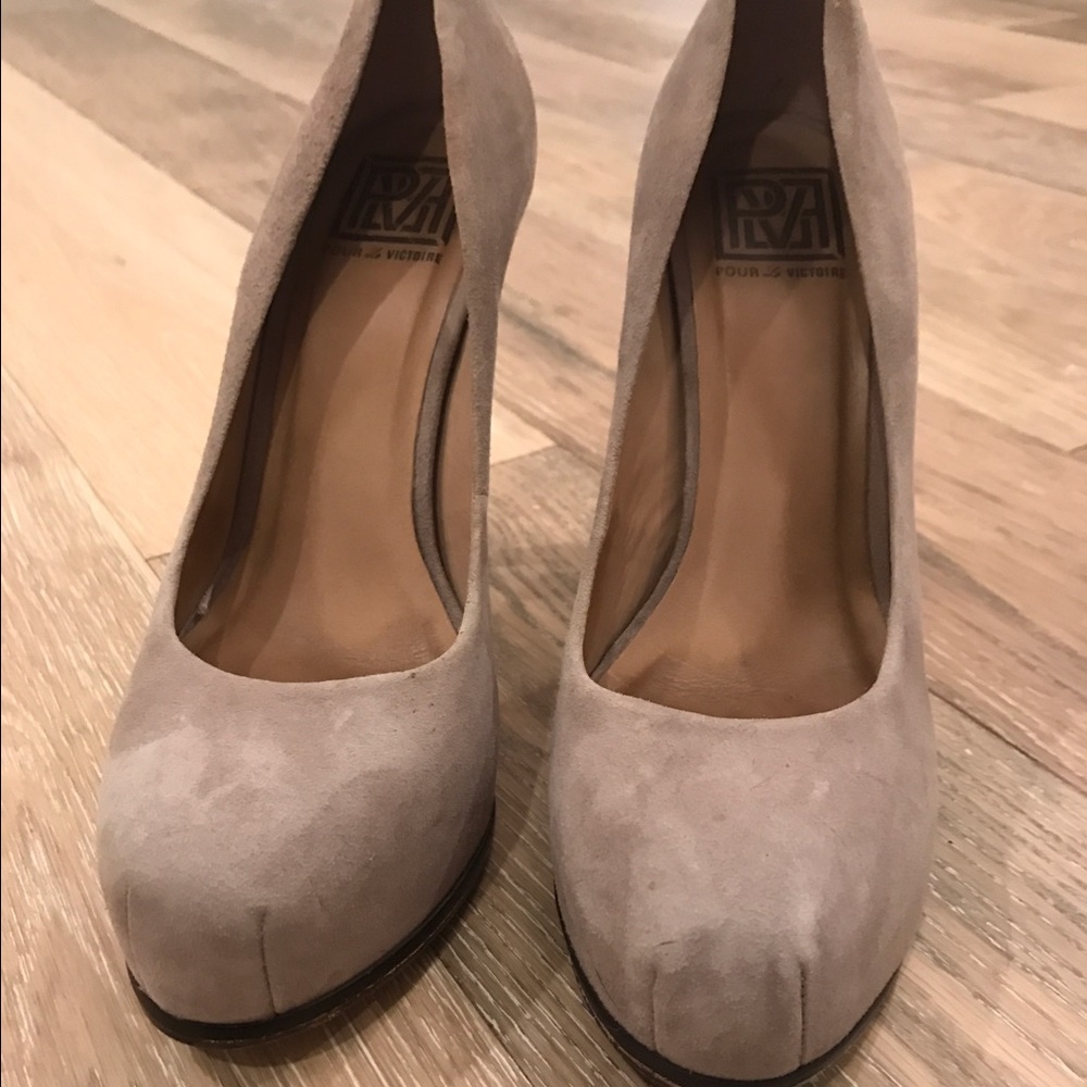 Pour La Victoire grey suede pumps