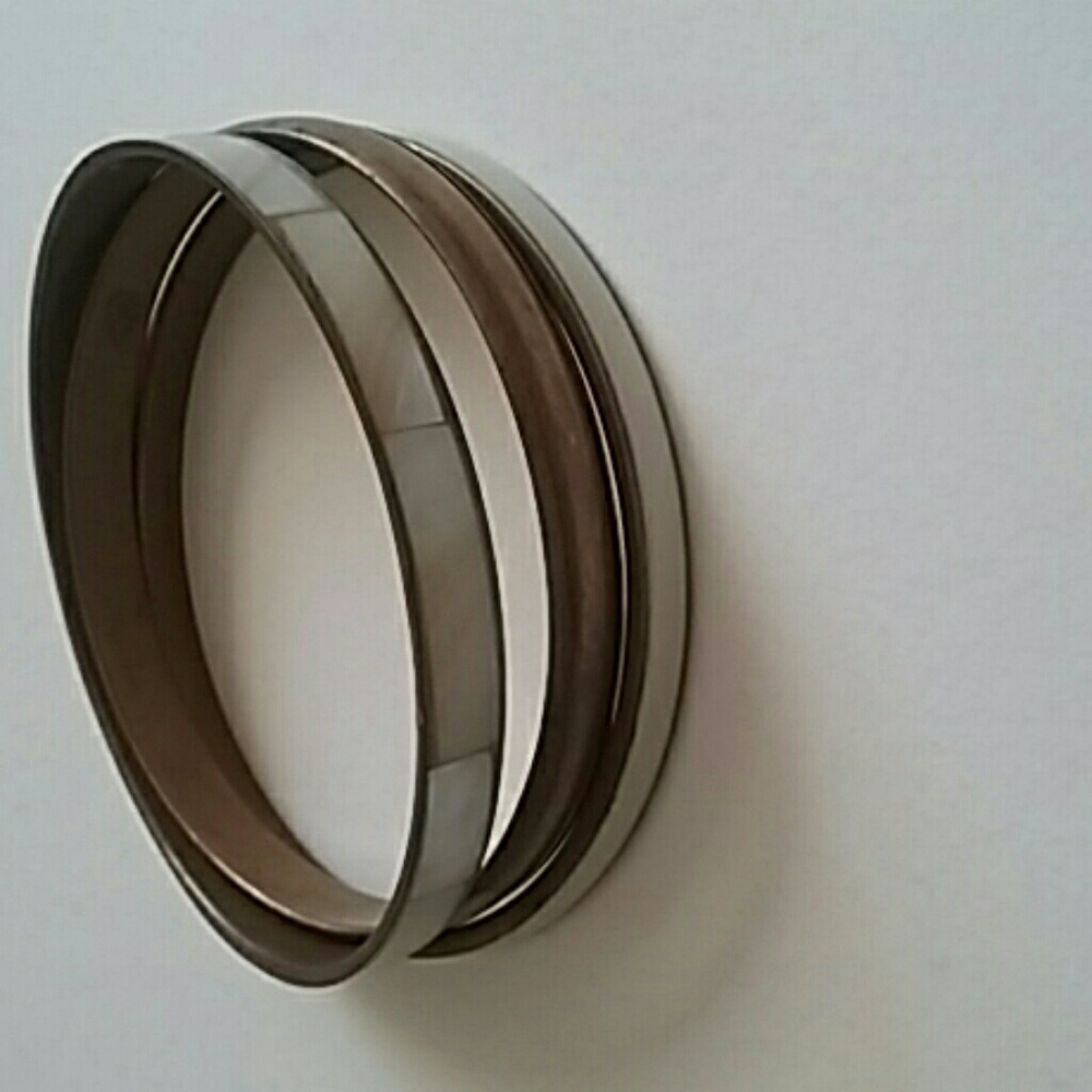 A set of bracelets  (3)