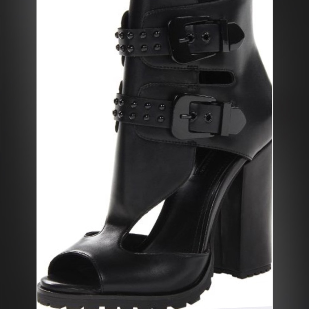strap, buckle stud and cut out zipper Ankle boots