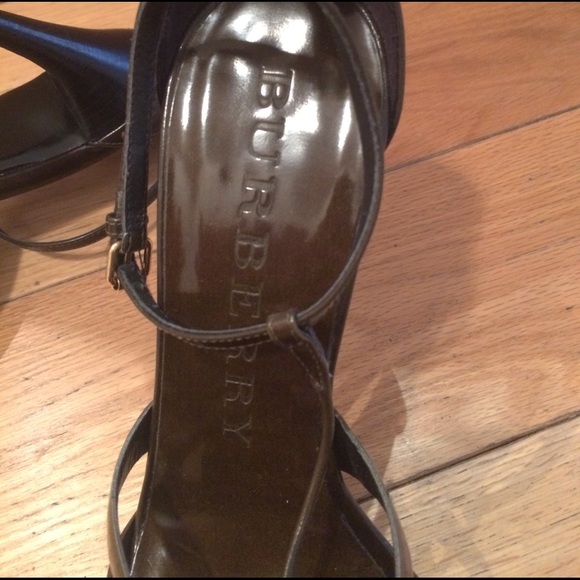 Burberry platform t strap heels - Picture 6 of 8