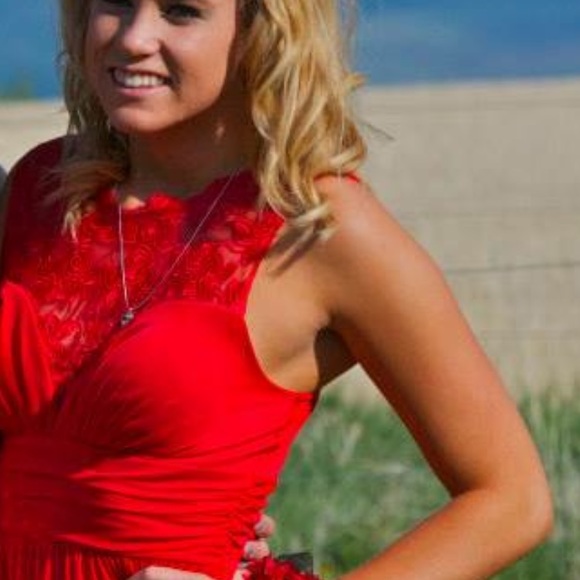 Red dress - Picture 2 of 2