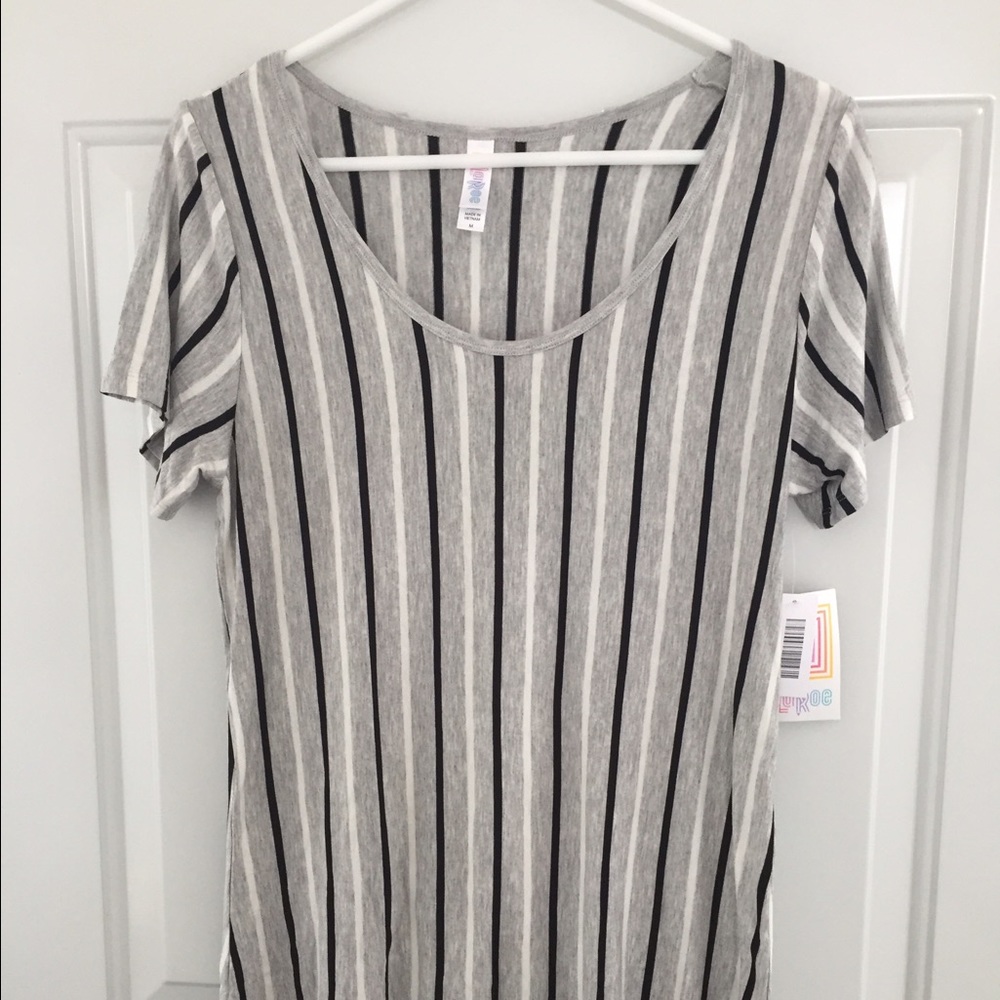 Lularoe medium classic tee