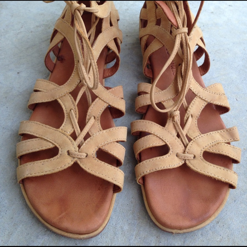 💸SOLD💸Gentle Souls tan suede gladiator sandals - Picture 4 of 7