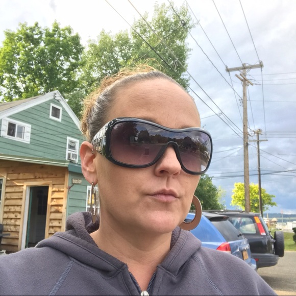 Meet your Posher, Jackie - Picture 3 of 3