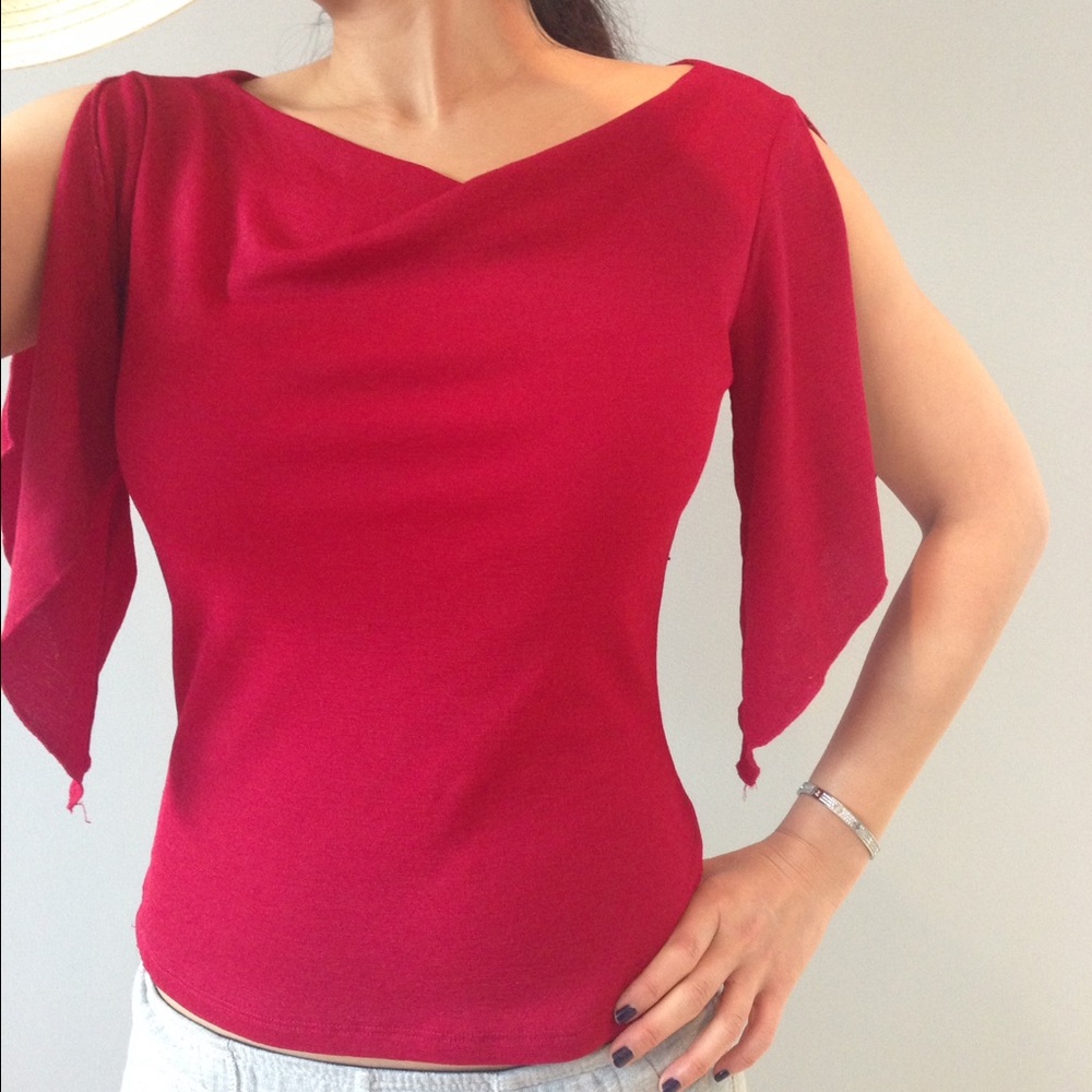 Shoulder bearing fitted stretchy top by Arden B