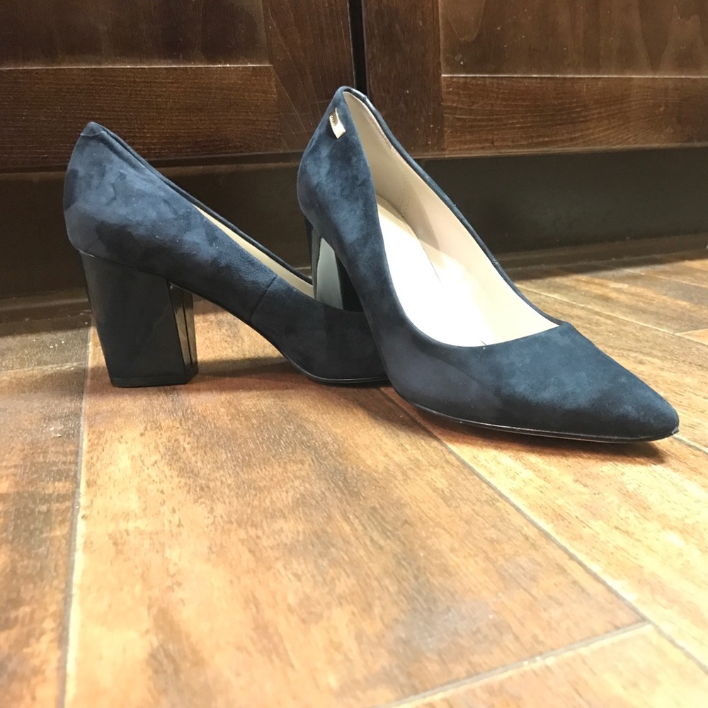 🔥🔥I put on my blue suede shoes 🔥Hot Deal🔥