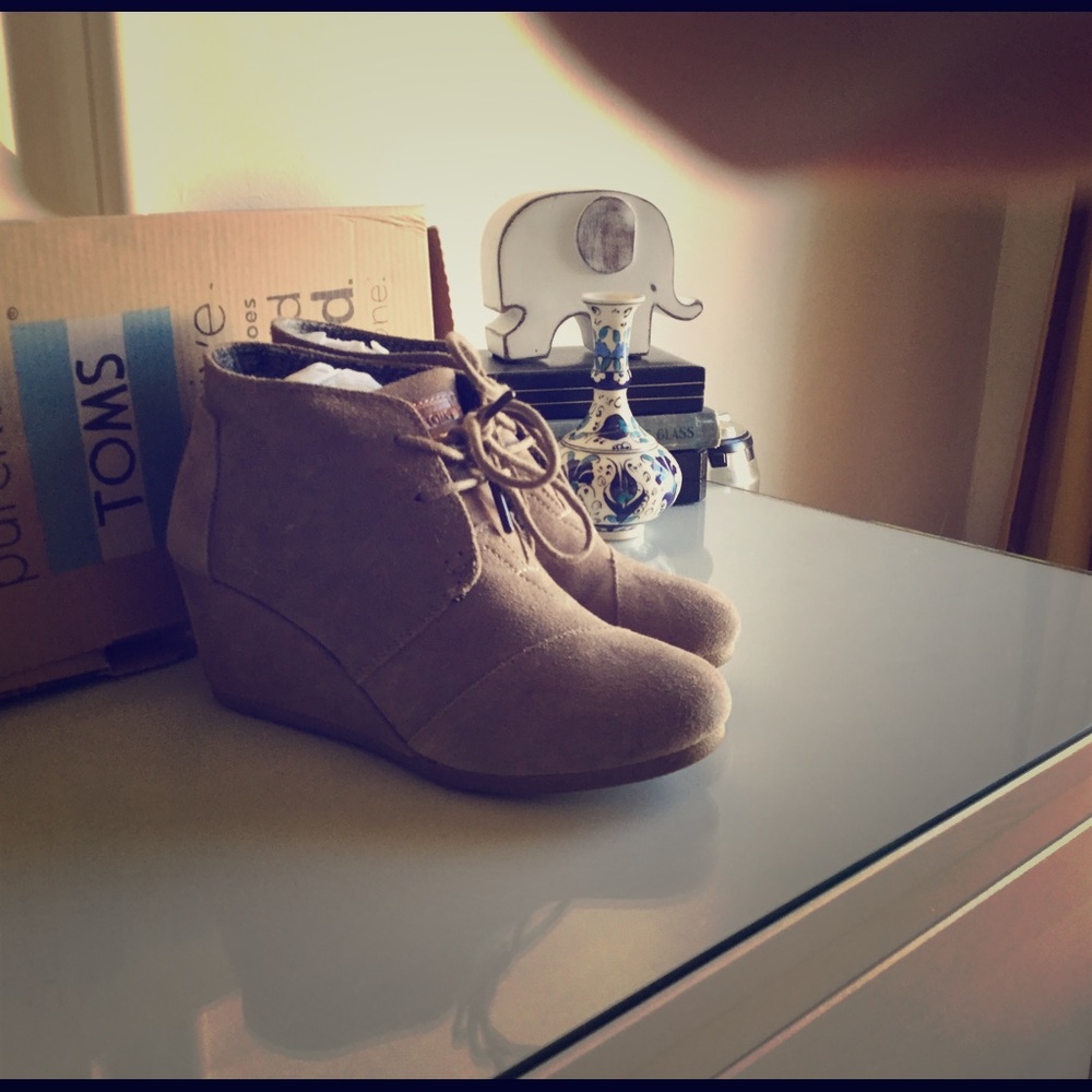 Wedge heel shoes