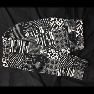 Black and white OS Lularoe leggings