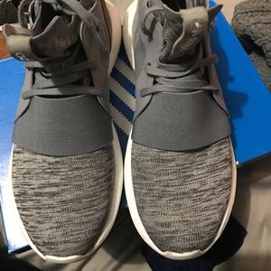 Grey tubular defiant