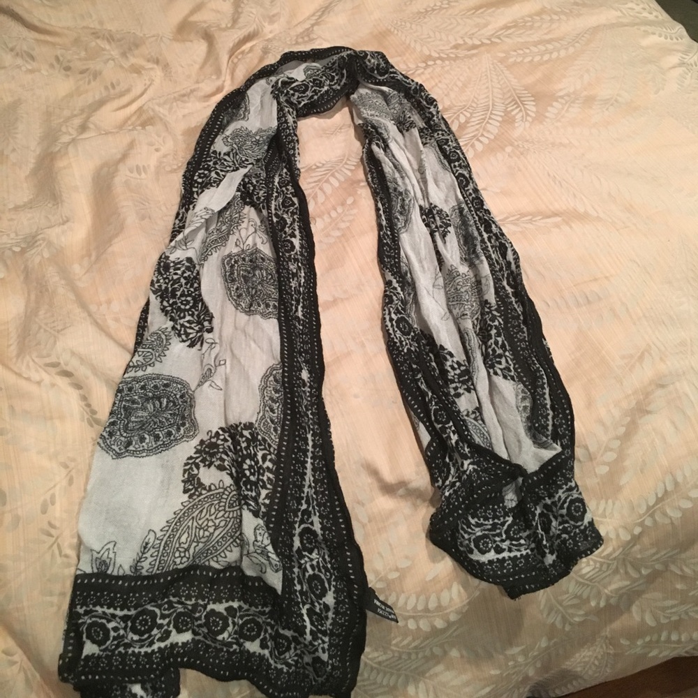 Black and white scarf.