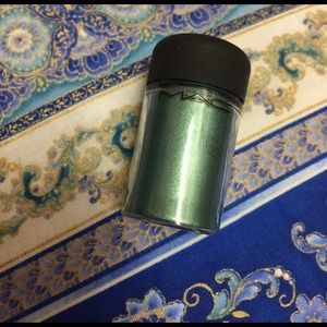 MAC Teal loose pigment eyeshadow