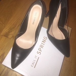 Black pumps