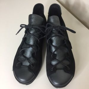 ❌❌SOLD❌❌ Archer Black Leather LaceUps. Size 6.