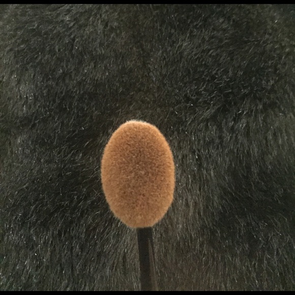 Make An OFFER!! Amazing! Oval Fave Brush - Picture 2 of 4
