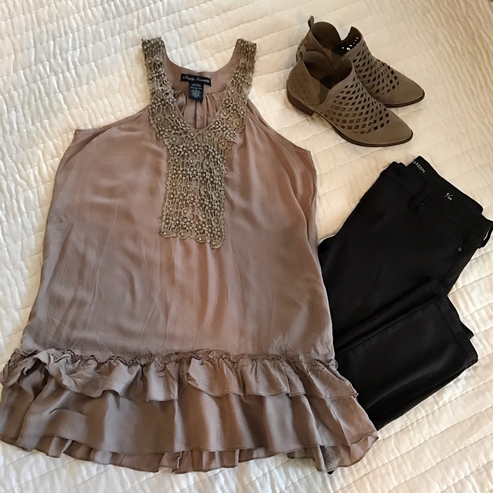 Sleeveless ruffled tunic