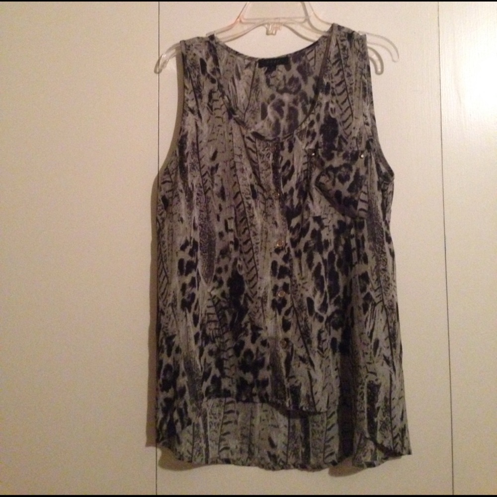 🌼Safari print button down sleeveless blouse. EUC!